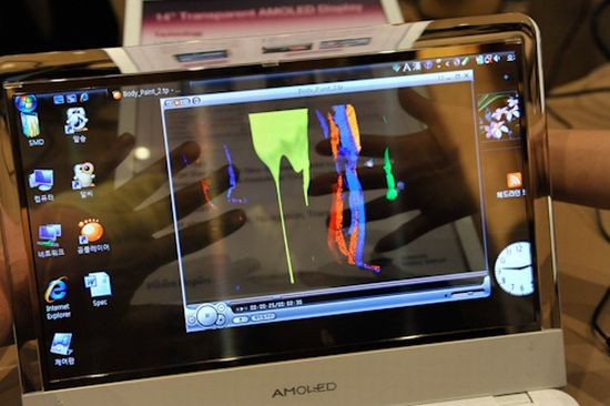 4. Samsung màn hình OLED trong suốt Mẫu thiết kế này đã được trưng bày tại triển lãm CES tháng 1/2010. Chiếc laptop này đã thu hút được sự chú ý bởi màn hình tích hợp 14 inch trong suốt 40%.