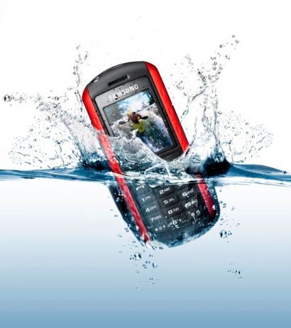 10. Samsung B2100 Samsung B2100 có khả năng chống thấm nước siêu bền, phù hợp với các tay chơi mạo hiểm. Nhà sản xuất cho biết chiếc điện thoại này có khả năng chống chịu được môi trường khắc nghiệt như mưa, tuyết, sương mù . Với các tính năng như màn hình hiển thị TFT, đèn pin, đồng hồ bấm giờ, camera 1.3 MP, cổng USB, ..B2100 có thể sống sót dưới nước khoảng 30 phút.