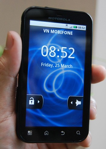7.Smartphone 'nồi đồng cối đá' Defy Điện thoại Motorola này có thiết kế độc đáo, chống thấm nước, ngăn bụi bẩn và chống trầy xước nên có thể hoạt động hiệu quả trong thời tiết ẩm ướt, trời mưa hay cả dưới bể bơi. Motorola Defy chạy trên nền Android 2.1, dùng màn hình cảm ứng đa điểm 3.7 inch WVGA độ phân giải cao, bộ xử lý Cortex-A8 800 MHz, bộ nhớ trong 2 GB, RAM 512 MB. Thiết kế chống thấm nước bảo vệ an toàn cho chiếc điện thoại trước những sự cố bất ngờ như dính nước từ bể bơi, đổ thức uống lên điện thoại hay đánh rơi máy trên cát ....