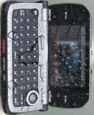 9. G'zOne Brigade G'zOne Brigade được thiết kế với tiêu chuẩn quân sự MIL-STD-810F nên có khả năng hoạt động siêu bền ngay dưới những môi trường khắc nghiệt nhất. G'zOne Brigade chống thấm nước và chống sốc. Nắp của điện thoại này được mở theo chiều ngang để lộ bàn phím QWERTY, màn hình hiển thị 2,9-inch (hỗ trợ độ phân giải 480 x 270 pixel). Bên cạnh đó, máy còn có nhiều tính năng như: Text-to-Speech (cho phép chuyển đổi nội dung tin nhắn văn bản, email,… sang giọng nói), hỗ trợ trình duyệt tương thích công nghệ HTML, duyệt tài liệu (hỗ trợ Word, Excel, PowerPoint và PDF). Ngoài ra, máy còn có những tính năng nổi bật khác như: máy ảnh 3,2-megapixel với đèn flash LED, có thể chụp ảnh và quay video ở điều kiện khắc nghiệt cùng khả năng tự động lấy nét. Chức năng BestShot cho phép tự động thay đổi chế độ máy ảnh phù hợp với môi trường làm việc, công cụ tăng cường hiệu suất làm việc (chẳng hạn như giảm hiệu ứng mờ do run tay khi chụp ảnh).