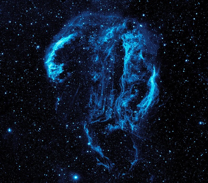 Tinh vân Cygnus Loop, đám mây khói và bụi nóng - tàn dư của vụ nổ siêu tân tinh.