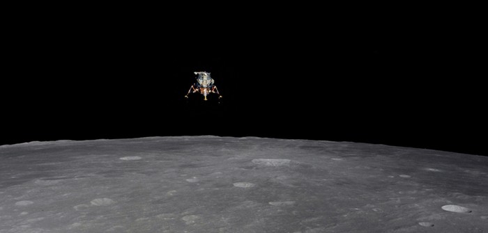 Cảm xúc trào dâng của Amstrong Đối với nhà du hành Armstrong, người đầu tiên đặt chân lên mặt trăng vào ngày 20 tháng 7/1969, cảm xúc thực sự trào dâng khi khoang âm chạm xuống mặt trăng. Armstrong kể với Chaikin :“ Đây là lần đầu tiên con người tiếp cận với mặt trăng”. “ Lúc mới đặt chân lên đó, chúng tôi phải sống trong môi trường mặt trăng , chịu lực hút mặt trăng và chính khoảnh khắc đó đã đem lại cho tôi cảm xúc đặc biệt”