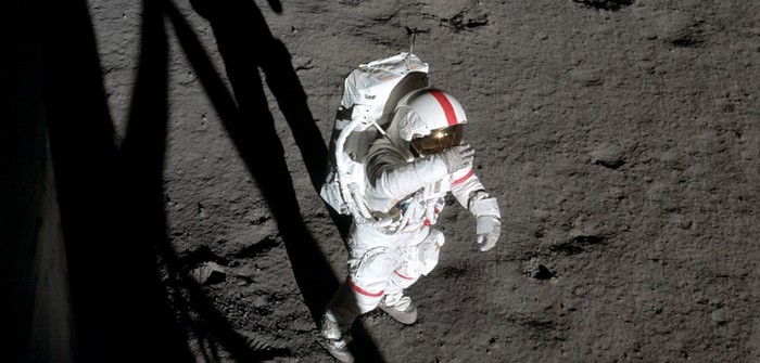 Tìm kiếm khóa học Golf Đây là hình ảnh Alan Shepard đặt bước chân đầu tiên lên vùng cao Fra Mauro của mặt trăng trong suốt thời gian thực hiện sứ mệnh Apollo 14 năm 1971 và thăm rò vùng chân trời mặt trăng. Shepard là phi hành gia được nhớ đến nhiều nhất với việc đánh một quả bóng golf trên mặt trăng. Ông cũng thu thập được nhiều viên đá mặt trăng và tiến hành nhiều thí nghiệm thí thăm dò địa chấn để tìm hiểu về hiện tượng “động đất trên mặt trăng”.