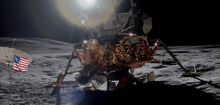 Giấc ngủ trên mặt trăng Các nhà thám hiểm mặt trăng trong chuyến du hành mang tên Apollo 14 lần đầu tiên được trải nghiệm giấc ngủ trên mặt trăng, trong khoang âm mặc dù rất khó để có một giấc ngủ ngon ở đây. NASA đưa ra quyết định rằng các phi hành gia sẽ ngủ trong những bộ quần áo vũ trụ của chính họ, chỉ tháo bỏ găng tay và mũ bảo hiểm để giúp họ tiết kiệm thời gian và không làm hỏng quần áo. Nhưng ngủ trong một bộ đồ kồng kềnh là không hề thoải mái và sau đó NASA đã phải thay đổi qui định này.
