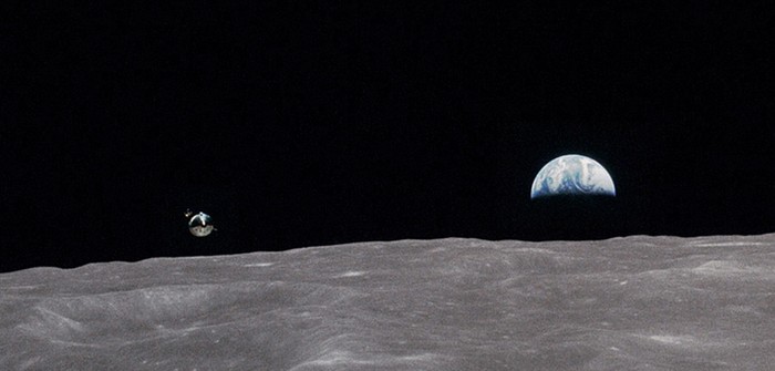 Ở trong cái vỏ thiếc Trong khi hai nhà du hành đặt chân lên mặt trăng để thực hiện hai nhiệm vụ khác nhau thì một người có nhiệm vụ là luôn phải giữ cho khoang tàu ở trong vùng quỹ đạo. Tuy nhiên, Ken Mattinly thuộc Apollo 16 lại nói rằng ông không hề cảm thấy chán một chút nào. “ Tôi không thể tưởng tượng được việc một mình trên chiếc du thuyền không gian lại đêm lại cảm giác thú vị như thế. Bạn có thể bật nhạc, ngắm nhìn bức tranh toàn cảnh đươc gửi đến. Thật là thú vị”