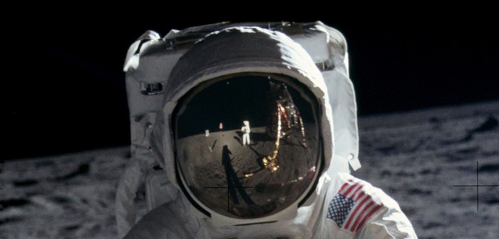 Buzz và sự phản hồi Khi nhà du hành Neil Arsmtrong và Buzz Aldrin lần đầu tiên dặt chân lên mặt trăng vào một buổi tối tháng 7 cách đây hơn 40 năm (16/7/1969), ước tính có khoảng 500 triệu người trên toàn thế giới đã xem chương trình này. Nhà du hành Aldrin nói rằng hình ảnh hàng triệu người dán mắt vào màn hình TV đã khiến ông nghĩ rằng: “ Mọi người sẽ nghĩ đây là hai gã xa nhà hơn là hai người họ đã từng biết trong lịch sử vì trong sô những người xem kia, có rất ít người biết đến chúng tôi trước đây”