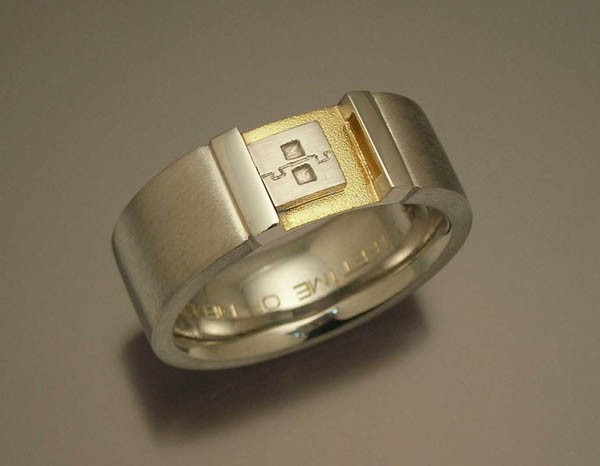 3. Nhẫn cưới phong cách USB cho phu quân là chuyên viên vi tính USB không chỉ là món đồ công nghệ nhỏ gọn và được sử dụng phổ biến để lưu trữ các dữ liệu quan trọng mà còn làm lên hạnh phúc với những thiết kế trên nhẫn độc đáo . Chiếc nhẫn này được xem là một trong những truyện cổ tích của thế giới công nghệ. Một người vợ của nhà phát triển game Microsoft, Ray Arifianto đã mua cho chồng một chiếc nhẫn cưới được thiết kế theo phong cách USB. Chiếc nhẫn vàng này không phải là một USB thực sự mà chỉ là mô phỏng theo kiểu dáng của một USB mà thôi. Quả là sức mạnh tình yêu sẽ khiến sự sáng tạo của người ta thăng hoa không giới hạn.