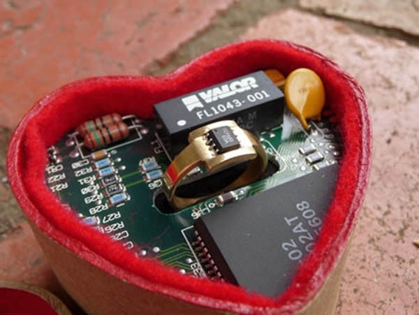 8. Nhẫn công nghệ Geeky ring Mặt chiếc nhẫn này được đặt vào một con chip rất nhỏ và để trong một bảng mạch. Mặc dù chiếc nhẫn không hút được hồn những chị em yêu thích kim cương hay các loại đá đắt tiền song không thể phủ nhận sự sáng tạo và niềm đam mê công nghệ trong thiết kế này. chiếc nhẫn trông thật lãng mạn với hộp đựng hình trái tim màu đỏ và chắc chắn đây sẽ là chiếc nhẫn cưới hoàn hảo dành cho người vợ yêu của bạn.