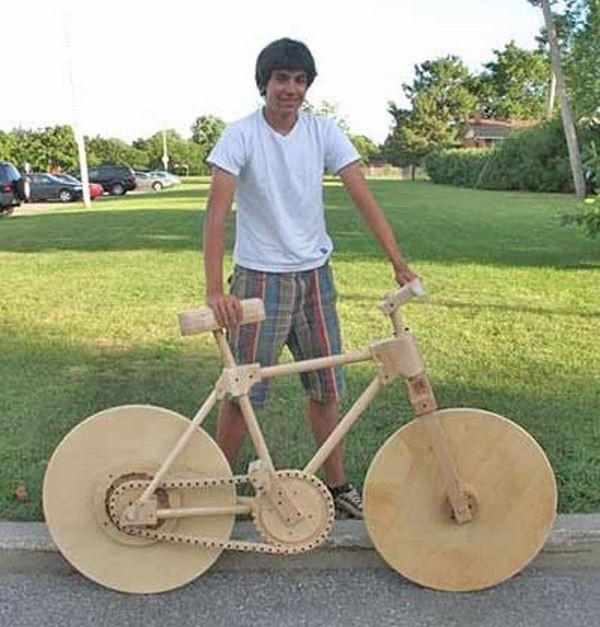 9. Xe đạp gỗ sáng tạo Không phải là một nhà thiết kế nổi tiếng hay đến từ công ty xe đạp nào nhưng Marco Facciola, một học sinh trung học 16 tuổi đã có thể tự tay tạo ra một chiếc xe đạp vô cùng độc đáo. Chiếc xe này được thiết kế với đầy đủ các chức năng giống như chiếc xe đạp bình thường với mục đích phù hợp với yêu cầu của trường học. Nó hoàn toàn được làm bằng gỗ và keo mà không cần sử dụng chất liệu kim loại ngay cả đối với các bộ phận nhỏ nhất trên xe.