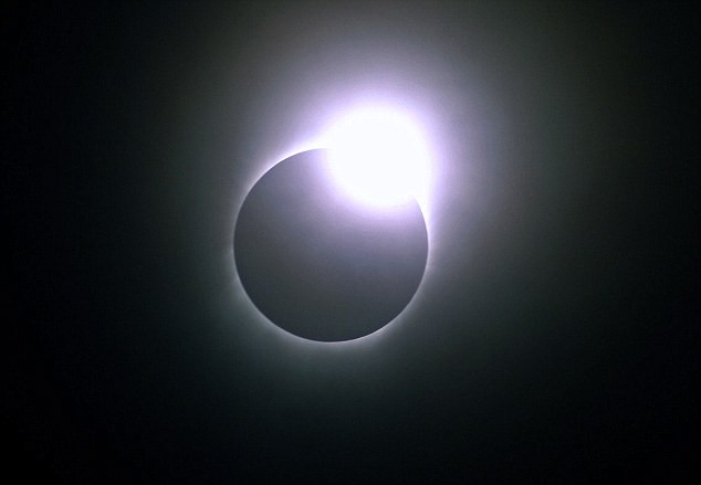 Hình ảnh nhật thực giống như chiếc nhẫn kim cương trên bầu trời của tác giả Nick Howes.