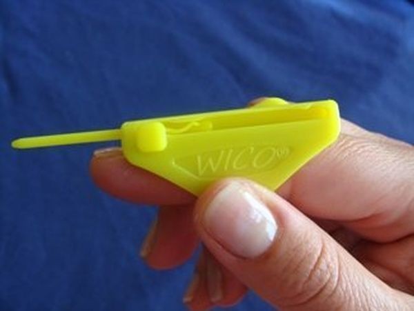 3. Bút cảm ứng WICO Kiểu bút này được dành riêng cho những người gặp các vấn đề về khớp. Bút WICO có phía đầu bằng vải mềm được gắn trên một chếc nhẫn phù hợp với cỡ tay của từng người. Vì vậy, người sử dụng không cần phải cầm bút mà vẫn có thể điều khiển màn hình cảm ứng. Ngoài ra bút WICO còn có thể kéo dài ra hoặc rút ngắn lại nhờ một thanh trượt trên chiếc nhẫn và nó có khả năng tương thích với các đời máy Barnes & Noble NookColor, iPhone, iPad và nhiều thiết bị cảm ứng khác. WICO được thiết kế bắt mắt với nhiều màu sắc khác nhau.