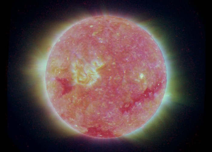 1. Mặt trời hồng kẹo bông gòn Bằng việc kết hợp nhiều bước sóng thu được từ vệ tinh đôi STEREO ( Terrestrial Relation Observatory) trong cùng một bức ảnh, NASA đã cung cấp hình ảnh mặt trời 3D đầu tiên của mặt trời. Với sắc hồng nhạt, mặt trời trông không khác gì một chiếc kẹo bông gòn thơm ngọt.