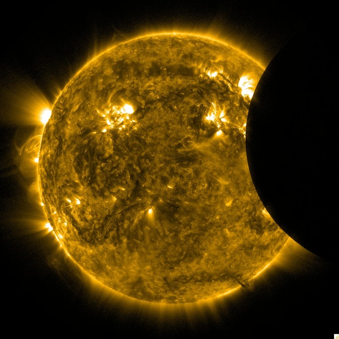 10. Mặt trời bị cắn rở Hình ảnh mặt trời khi mặt trăng đi ngang qua trong hiện tượng nhật thực bán phần