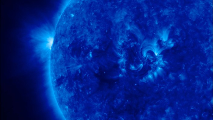 3. Mặt trời lạ lẫm với màu xanh nước biển Đây là bức ảnh 2D được chụp khi nhiệt độ mặt trời lên đến 1 triệu độ C. Mức nhiệt thay đổi khác nhau của mặt trời cũng giúp các nhà khoa học tập trung hơn vào những đặc trưng khác nhau của nó.
