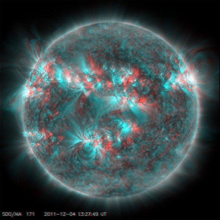 5. Sắc đỏ tinh tế Sứ mệnh SDO (Solar Dynamics Observatory ) của NASA đã đem về một loạt các bức ảnh tuyệt vời về mặt trời. Những bức ảnh này có độ phân giải cao và được chụp cách nhau 8 tiếng vào ngày 4/ 12/2011. Sau đó các nhà khoa học đã kết hợp các hình đó với nhau để tạo ra bức 3D về mặt trời có sắc đỏ tuyệt đẹp. Nhìn vào bức ảnh, ta có thể quan sát rất rõ hoạt động phun trào vật chất tại vành nhật hoa.