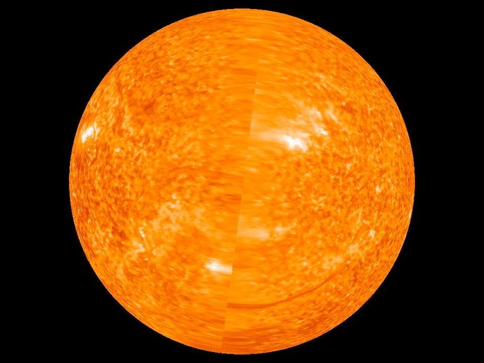 9. Vàng cam nổi bật Bức hình mặt trời này được ghép từ hai nửa trong đó một nửa là hình ảnh mặt trời được quan sát từ trái đất và được chụp vào ngày 1/6/2011.