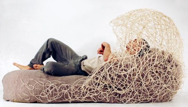 3. Nest chair- ghế tổ chim Chiếc ghế dài này được thiết kế nhằm tạo ra không gian riêng tư cho người sử dụng.Những cây sậy được đan lại với nhau tạo thành một tấm màn như muốn bảo vệ bạn khỏi thế giới hỗn loạn bên ngoài