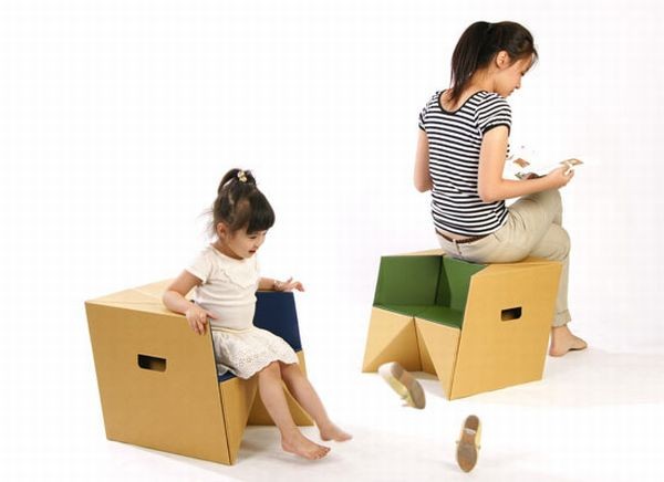 4. S-Cube cardboard chair- ghế làm từ bìa các-tông Một thiết kế sáng tạo nữa chính là chiếc ghế được làm từ những tấm bài các-tông có độ dày khoảng 3mm. Chiếc ghế nhìn giống như một cái hộp vuông bình thường, tuy nhiên nó lại là một chiếc ghế đa chức năng như một chiếc ghế đẩu hoặc làm bậc thang cho trẻ.