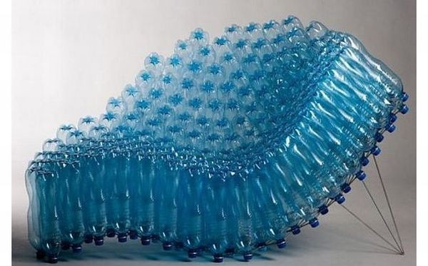 6. SIE43 chair- ghế xếp từ vỏ chai Được làm từ những vỏ chai nhựa, chiếc ghế SIE43 chair nhìn không khác gì một bông hoa. Đây là mẫu sáng tạo của nhà thiết kế Pawel Grunert.