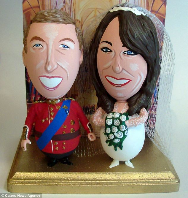 Hoàng tử William và công chúa Kate trong ngày cưới. Được biết các phẩm trứng của nghệ sĩ JohnLamouranne đã có mặt trên 21 quốc gia với 5000 tác phẩm và được trược bán tuyến trên eBay.