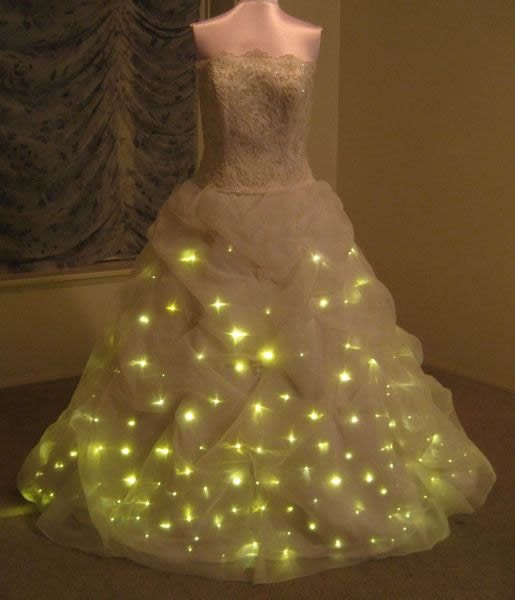 2. Váy cưới sáng lấp lánh- Enlighted Wedding Dress Tất cả nàng khi nhìn thấy chiếc váy lấp lánh này chắc chắn rất muốn được sở hữu nó trong ngày cưới. Chiếc váy được công ty Enlighted gắn nhiều bóng đèn nhỏ ở phía chân váy nhìn rất bắt mắt.