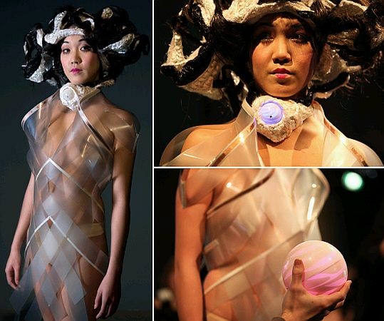 5. Váy trong suốt- The Intimacy Project Nghệ sĩ Daan Roosegaarde người Hà Lan chính là tác giả của chiếc váy độc đáo này. Chiếc váy được làm từ chất liệu giống như lá cây và trở lên trong suốt khi bị kích thích bởi một quả cầu phát sáng bên ngoài.