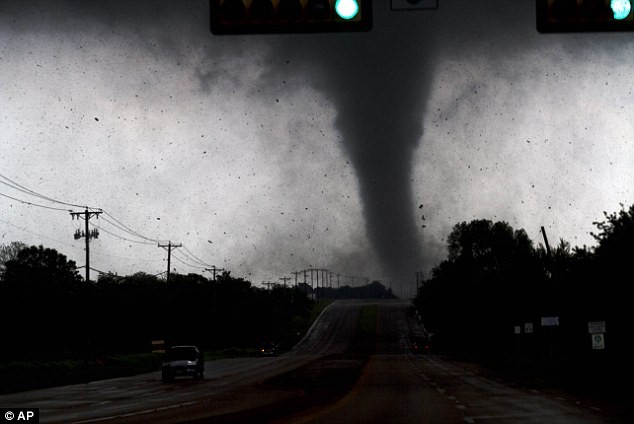 Một cơn lốc xoáy đổ bộ xuống khu vực Lancaster, Texas vào thứ ba tuần trước.