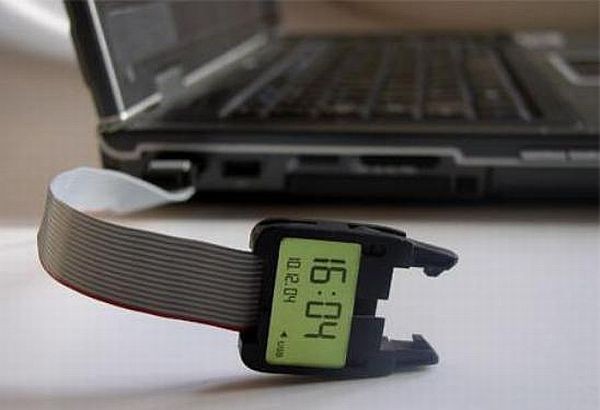 6. Đồng hồ USB “ Timeless” Đồng hồ đeo tay Timeless được làm từ các linh kiện máy tính cũ. Đồng thời cổng USB trên đó giúp sạc pin thông qua máy tính và được nối với mặt bằng dây đeo chắc chắn.