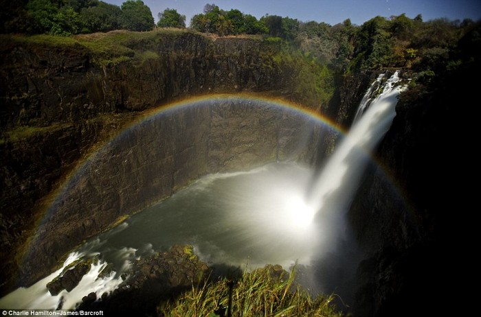 Nhà nhiếp ảnh Charlie Hamilton James, 38 tuổi, đã quan sát và bắt được những bức hình này từ vị trí tại hòn đảo Cataract trên sông Zambezi nằm giữa Zimbabwe và Zambia. Thật khó để tin được rằng bức hình này chụp thác Victoria vào ban đêm.