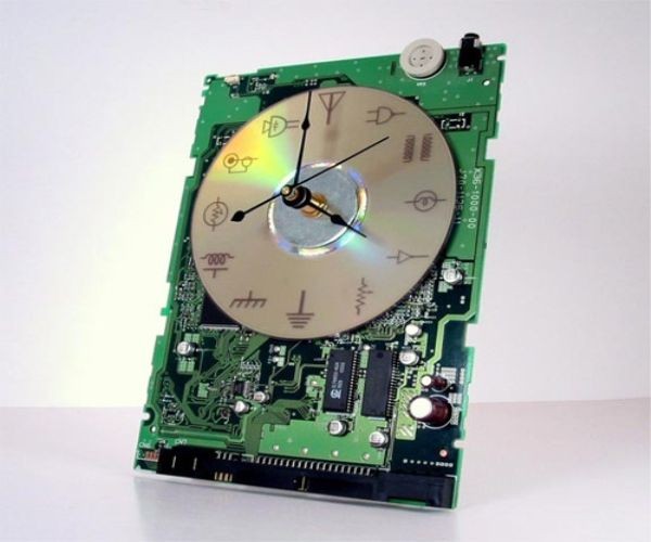 6. Đồng hồ treo tường Mặc dù không thể đảm bảo được độ chính xác tuyệt đối về thời gian nhưng chiếc đồng hồ làm từ các bảng vi mạch của máy tính này vẫn là một sản phẩm tái chế khá độc đáo của Electrickery. Nó được bán trên thị trường với giá 14.63 đô la