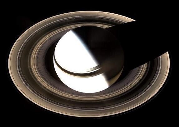 Đây là hình ảnh mới và nổi bật về vành đai Sao Thổ. Bóng của Sao Thổ trải dài và bắc ngang qua vành đai tạo thành phần đen trong hình. Hình ảnh này được chụp từ khoảng cách 1,2 triệu km.