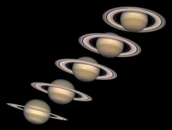 Kể từ khi trục của Sao Thổ bị bi nghiêng khi quay quanh mặt trời, Sao Thổ cũng có các mùa giống như Trái đất. Hình ảnh này được kính thiên văn Hubble lần lượt chụp lại từ năm 1996 và đến năm 2000 thi các vòng trong vành đai của Sao Thổ cũng được mở rộng đáng kể.