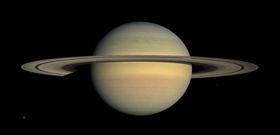 Bức tranh toàn cảnh về Sao Thổ gồm sáu vệ tinh và vệ tinh lớn nhất là Titan ( 5, 150 km)