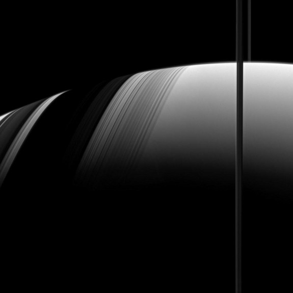 Bóng của vành đai Sao Thổ (bên phải ) và Sao Thổ (bên trái)
