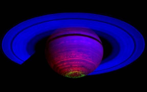 Hình ảnh cực Nam của Sao Thổ và vành đai thu được từ tàu vũ trụ Cassini. Ánh sáng màu xanh lá cây chính là ánh sáng cực quang.