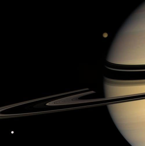 Bóng vệ tinh Titan làm tối một phần vành đai của Sao Thổ