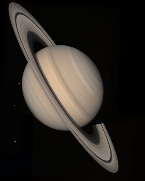 Sao Thổ và ba vệ tinh : Tethys, Dione và Rhea thu được từ tàu vũ trụ Voyager vào 4/8/ 1982