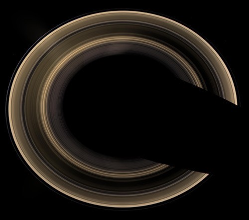 Hình ảnh sao thổ và vành đai trông giống như chiếc bánh rán và được hợp thành từ chín vòng đỏ, chín vòng xanh lá cây và chín vòng xanh dương. Bức ảnh này đươc tàu vũ trụ Cassini chụp từ khoảng cách 1, 6 triệu km.