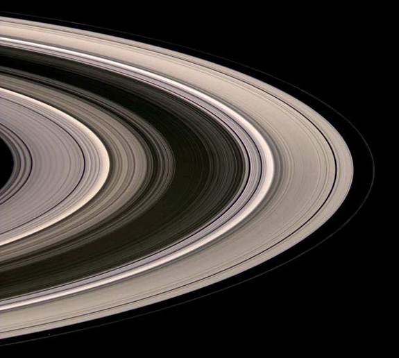 Hình ảnh những vòng đóng băng của Sao Thổ được soi sáng trong ánh mặt trời chụp từ tàu vũ trụ Cassini vào 4/ 7 /2008