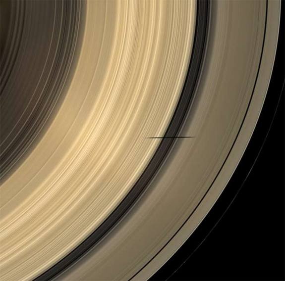 Bóng vệ tinh Mimas của Sao Thổ in xuống vành đai