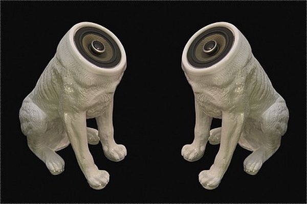 8. Loa hình chú chó không đầu Hai nhà thiết kế Sander Mulder và Dave Keune thuộc một studio tại Hà Lan đã sáng tạo ra đôi loa thông minh và rất phong cách này. Loa được tạo hình một chú chó không đầu với chất lượng âm thanh nổi tuyệt hảo