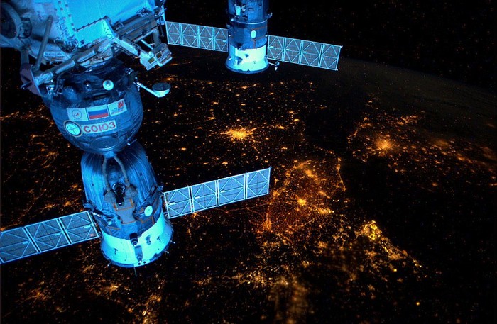 Châu Âu về đêm, nhìn từ độ cao 250 m Các nhà du hành vũ trụ tại Trạm Vũ trụ Quốc tế cũng thường xuyên được quan sát cảnh quan huyền ảo của các thành phố trên trái đất về đêm nhưng không thể chụp lại vì với tốc độ của Trạm Vũ trụ thì mọi hình ảnh chụp về đêm đều bị mờ. Và để giúp các phi hành gia khắc phục vấn đề này, Cơ quan Vũ trụ Châu Âu ( ESA ) đã phối hợp cùng với công ty Cosine, Hà Lan để phát triển máy ảnh cơ ba chân “Nightpod” này của Andre Kuipers