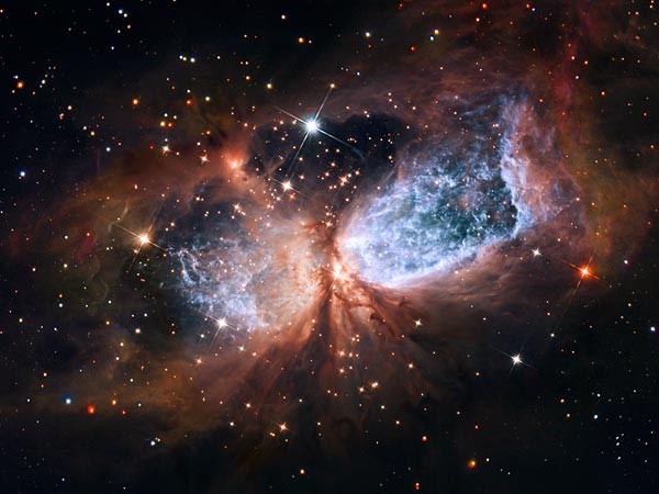 Trên thực tế, việc chụp một bức ảnh màu từ kính thiên văn Hubble phức tạp hơn nhiều so với những máy ảnh truyền thống vì Hubble không sử dụng hết toàn bộ các loại phim chụp. Thay vào đó, Hubble sẽ chụp lại các luồng sáng vũ trụ bằng các thiết bị dò điện tử và cho ra những hình ảnh đen trắng đơn thuần. Sau đó, thông qua quá trình sử lý ảnh, các bức ảnh cuối cùng tạo ra lại có màu sắc sặc sỡ và đẹp lạ mắt như chúng ta vẫn thường nhìn thấy.