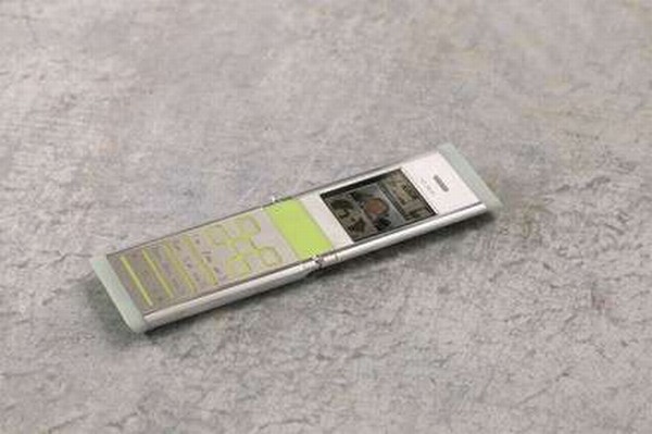 2. Smart phone thân thiện môi trường của Nokia Mẫu điện thoại “Remade” của hãng điện thoại nổi tiếng Nokia đã được ra mắt tại Đại hội thế giới di động. Được biết, chiếc điện thoại này có vỏ làm từ chất liệu chai nhựa tái chế và bàn phím cao su lấy từ lốp ô tô cũ. Concept này là kết quả sau những nỗ lực không ngừng của Nokia với mong muốn tạo ra những thiết bị từ chất liệu tái chế.