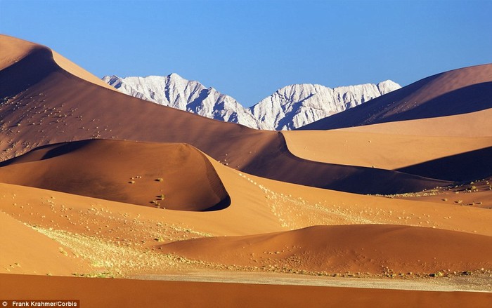 12. Công viên Quốc gia Namib-Naukluft tại Namibia gồm sa mạc Namib (sa mạc lâu đời nhất trên thế giới) và dãy núi Naukluft