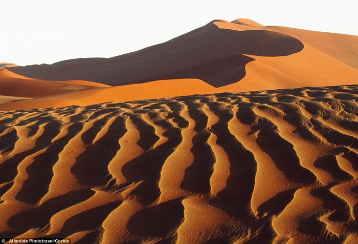 15. Sa mạc và những đụm cát tại Vườn Quốc gia Namib-Naukluft, Namibia.