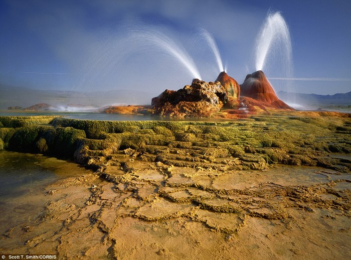 16. Mạch nước nóng phun trào tại Black Rock Desert thuộc Nevada, Mĩ.