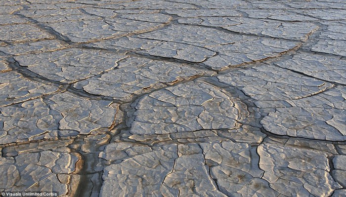 17. Bùn nứt trên bồn địa thuộc Sa mạc Alvord, tại Oregon, Mĩ