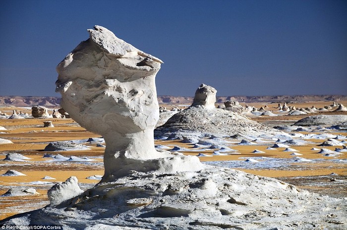 4. Sa mạc Trắng tại Ai Cập, nơi có những núi đá vôi khổng lồ được hình thành từ các cơn bão cát .
