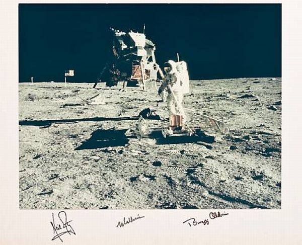 10. Bức tranh chụp Andrin và khoang âm Giá dự kiến : 5-7 nghìn USD (104- 146 triệu đồng ) Giá bán : 152 nghìn USD ( khoảng 3 tỷ đồng) Một trong những món kỷ vật được đém bán đấu giá lần này là bức tranh màu khổ rộng của Buzz Aldrin được chụp sau cuộc thử nghiệm địa chấn trên mặt trăng. Bức tranh còn có cả chữ kí của phi hành gia Armstrong, Buzz Aldrin và Micheal Collins.